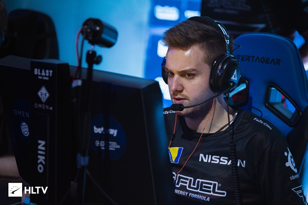 FoFo ：这赛季自己表现还可以吧，想办法为队伍多做一点