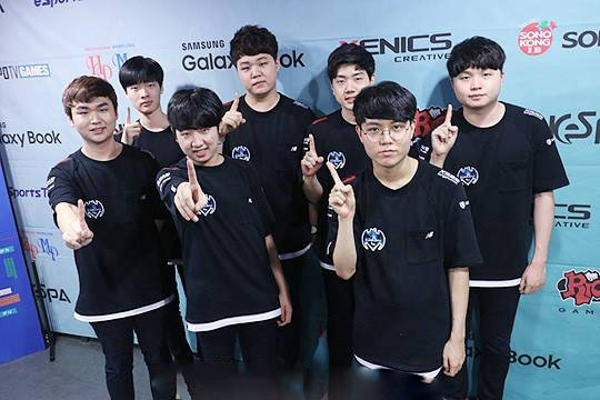 明天B组的首发阵容已公布：元神会带领 Royal Never Give Up 证明自己，还是 Shanks 会带领 Anyone's Legend B组去欺负弱队？