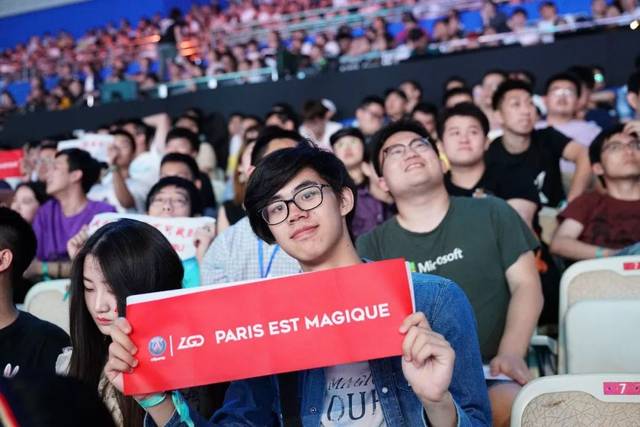 FPX祝贺Lwx2000杀：穿杨百步枪林箭，弓开秋月分明